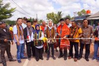 Cen Sui Lan Anggota Komisi V DPR RI Fraksi Golkar Dapil Kepri bersama Hj Rahma dan tokoh agama dan tokoh masyarakat meresmikan Jalan Nusantara City di Sei Jang, Minggu (28/1/2024). Foto: Istimewa