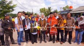 Cen Sui Lan Anggota Komisi V DPR RI Fraksi Golkar Dapil Kepri bersama Hj Rahma dan tokoh agama dan tokoh masyarakat meresmikan Jalan Nusantara City di Sei Jang, Minggu (28/1/2024). Foto: Istimewa