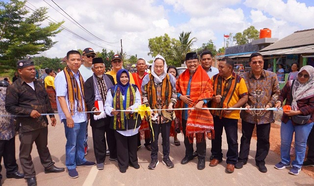 Cen Sui Lan Anggota Komisi V DPR RI Fraksi Golkar Dapil Kepri bersama Hj Rahma dan tokoh agama dan tokoh masyarakat meresmikan Jalan Nusantara City di Sei Jang, Minggu (28/1/2024). Foto: Istimewa