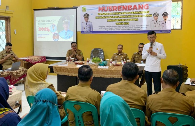 Penjabat (Pj) Wali Kota Tanjungpinang, Hasan,S.Sos membuka musyawarah perencanaan pembangunan (Musrenbang) sekaligus rembug stunting di Kelurahan Tanjung Ayun Sakti, Kecamatan Bukit  Bestari. Foto: Diskominfo Tanjungpinang