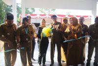 Kepala Dinas Pendidikan Kota Tanjungpinang, Endang Susilawati, meresmikan gedung SMP Negeri 17 Tanjungpinang Timur di Jalan Handjoyo Putro, Senin (8/1/2024). Foto: Diskominfo Tanjungpinang 