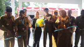 Kepala Dinas Pendidikan Kota Tanjungpinang, Endang Susilawati, meresmikan gedung SMP Negeri 17 Tanjungpinang Timur di Jalan Handjoyo Putro, Senin (8/1/2024). Foto: Diskominfo Tanjungpinang 
