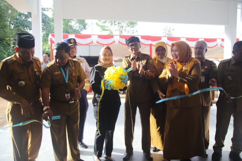 Kepala Dinas Pendidikan Kota Tanjungpinang, Endang Susilawati, meresmikan gedung SMP Negeri 17 Tanjungpinang Timur di Jalan Handjoyo Putro, Senin (8/1/2024). Foto: Diskominfo Tanjungpinang 
