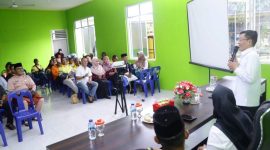 Penjabat (Pj.) Wali Kota Tanjungpinang, Hasan, S.Sos melakukan silaturahmi bersama petugas kebersihan yang berada di Pulau Penyengat demi memperkuat sinergi dalam pemeliharaan kebersihan. Pertemuan dilaksanakan di Balai Kelurahan Penyengat, Rabu (3/1/2024). Foto: Diskominfo Tanjungpinang