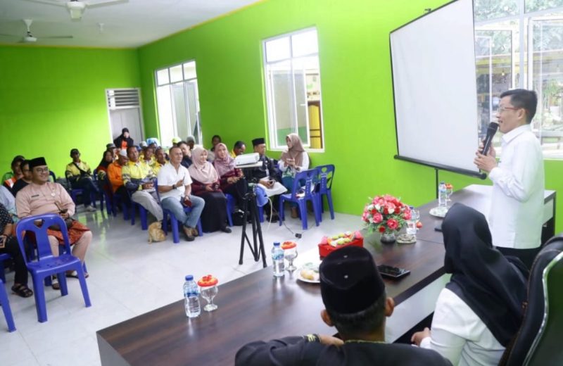 Penjabat (Pj.) Wali Kota Tanjungpinang, Hasan, S.Sos melakukan silaturahmi bersama petugas kebersihan yang berada di Pulau Penyengat demi memperkuat sinergi dalam pemeliharaan kebersihan. Pertemuan dilaksanakan di Balai Kelurahan Penyengat, Rabu (3/1/2024). Foto: Diskominfo Tanjungpinang