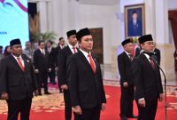 Presiden Joko Widodo (Jokowi) melantik sembilan orang Anggota Komisi Pengawas Persaingan Usaha (KPPU) di Istana Negara, Jakarta, Kamis (18/01/2024). Foto: BPMI Setpres