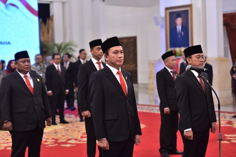 Presiden Joko Widodo (Jokowi) melantik sembilan orang Anggota Komisi Pengawas Persaingan Usaha (KPPU) di Istana Negara, Jakarta, Kamis (18/01/2024). Foto: BPMI Setpres