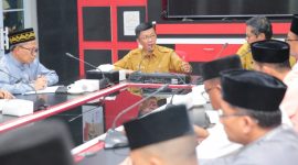 Pemerintah Kota Tanjungpinang terus berbenah dalam hal penataan Tanjungpinang sebagai Ibukota. Komitmen dalam melakukan pembenahan ini diutarakan langsung oleh Penjabat (Pj) Wali Kota Tanjungpinang, Hasan, S.Sos dalam rapat koordinasi penataan kota Tanjungpinang bersama perangkat daerah terkait, di ruang Rapat Bappelitbang, Selasa (2/1/2024). Foto: Diskominfo Tanjungpinang