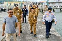 Penjabat (Pj) Walikota Tanjungpinang, Hasan didampingi jajaran kepala organisasi perangkat daerah (OPD) meninjau Pelantar Senggarang. Foto: Diskominfo Tanjungpinang
