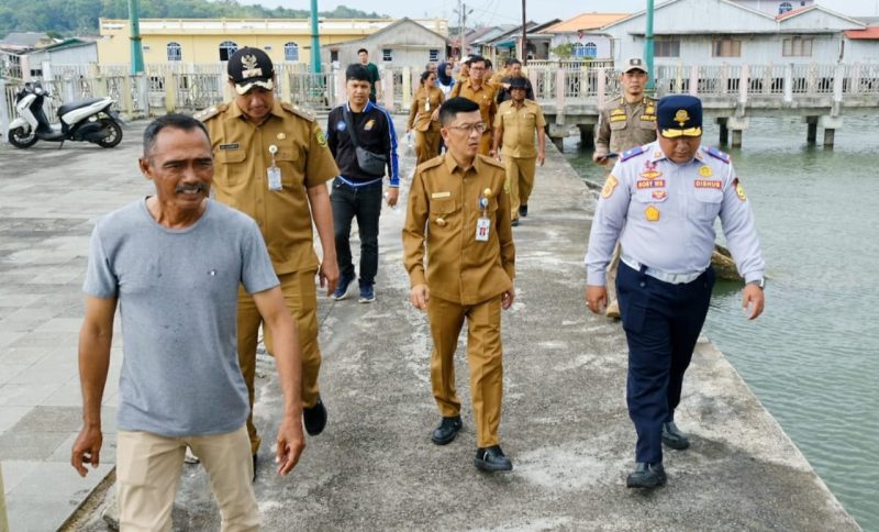 Penjabat (Pj) Walikota Tanjungpinang, Hasan didampingi jajaran kepala organisasi perangkat daerah (OPD) meninjau Pelantar Senggarang. Foto: Diskominfo Tanjungpinang
