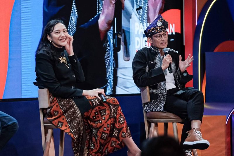 Menteri Pariwisata dan Ekonomi Kreatif/Kepala Badan Pariwisata dan Ekonomi Kreatif (Menparekraf/Kabaparekraf) Sandiaga Salahuddin Uno dan Staf Khusus Presiden RI Putri Tanjung. Foto: Dok Kemenparekraf