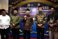 Wapres Ma'ruf Amin saat memberikan keterangan pers usai menghadiri Brawijaya Halal Summit 2024, Peluncuran UB Halal Center dan UB Halal Metric, di Universitas Brawijaya (UB), Malang, Jawa Timur (Jatim), Jumat (19/1/2024). Foto: BPMI Setwapres