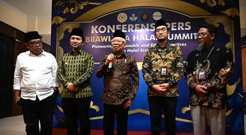 Wapres Ma'ruf Amin saat memberikan keterangan pers usai menghadiri Brawijaya Halal Summit 2024, Peluncuran UB Halal Center dan UB Halal Metric, di Universitas Brawijaya (UB), Malang, Jawa Timur (Jatim), Jumat (19/1/2024). Foto: BPMI Setwapres