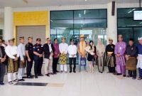 Penjabat (Pj) Wali Kota Tanjungpinang, Hasan, S.Sos disela penyambutan kedatangan Wisatawan Nusantara (Wisnus) juga Wisatawan Mancanegara (Wisman) ke Kota Tanjungpinang. Hasan menyambut wisnus melalui 3 maskapai penerbangan di Bandara Raja Haji Fisabilillah, juga wisman di Pelabuhan Internasional Sri Bintan Pura, Senin (1/1/2024). Foto: Istimewa