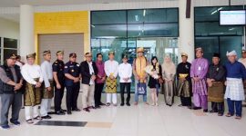 Penjabat (Pj) Wali Kota Tanjungpinang, Hasan, S.Sos disela penyambutan kedatangan Wisatawan Nusantara (Wisnus) juga Wisatawan Mancanegara (Wisman) ke Kota Tanjungpinang. Hasan menyambut wisnus melalui 3 maskapai penerbangan di Bandara Raja Haji Fisabilillah, juga wisman di Pelabuhan Internasional Sri Bintan Pura, Senin (1/1/2024). Foto: Istimewa