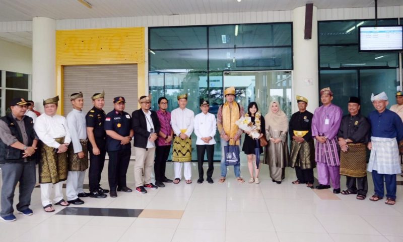 Penjabat (Pj) Wali Kota Tanjungpinang, Hasan, S.Sos disela penyambutan kedatangan Wisatawan Nusantara (Wisnus) juga Wisatawan Mancanegara (Wisman) ke Kota Tanjungpinang. Hasan menyambut wisnus melalui 3 maskapai penerbangan di Bandara Raja Haji Fisabilillah, juga wisman di Pelabuhan Internasional Sri Bintan Pura, Senin (1/1/2024). Foto: Istimewa