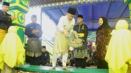 Menyambut Hari Jadi ke-240 Kota Tanjungpinang, Penjabat Wali Kota Tanjungpianang Hasan,S.Sos, bersama Lembaga Adat Melayu (LAM), Forkopimda, dan Perangkat Daerah Pemko Tanjungpinang memulai serangkaian kegiatan dengan ziarah makam. Foto: Diskominfo Tanjungpinang