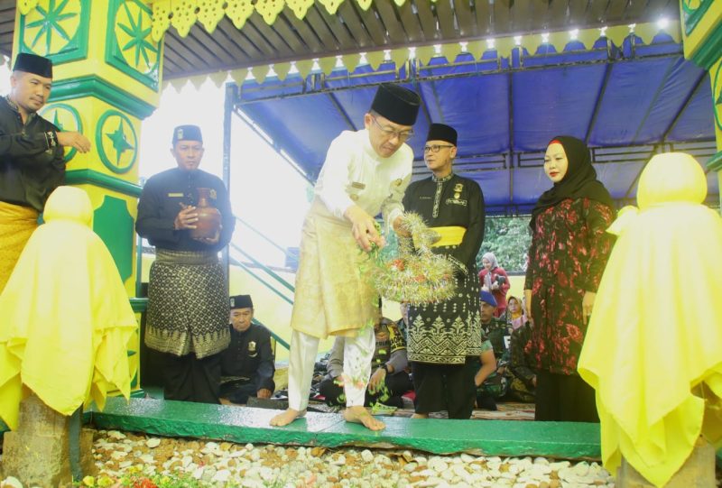 Menyambut Hari Jadi ke-240 Kota Tanjungpinang, Penjabat Wali Kota Tanjungpianang Hasan,S.Sos, bersama Lembaga Adat Melayu (LAM), Forkopimda, dan Perangkat Daerah Pemko Tanjungpinang memulai serangkaian kegiatan dengan ziarah makam. Foto: Diskominfo Tanjungpinang