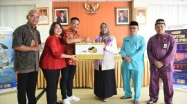 Dalam mendukung kemajuan teknologi kesehatan di Indonesia khususnya di Kepulauan Riau, Ketua Yayasan Kanker Indonesia (YKI) Provinsi Kepulauan Riau Hj. Dewi Kumalasari Ansar menghadiri kegiatan Sosialisasi dan Launching Alat Terapi Kesehatan Produk dari Perusahaan Asal China yaitu Fohowey Internasional di Lantai 4 Rumah Sakit Umum Provinsi Raja Ahmad Tabib (RAT), Tanjungpinang, Jumat (5/1/2024). Foto: Diskominfo Kepri