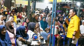 Masyarakat Desa Kelong Kabupaten Bintan tampak antusias menyambut kunjungan Gubernur Kepulauan Riau H. Ansar Ahmad, Kamis (24/1/2024) malam. Foto: Diskominfo Kepri