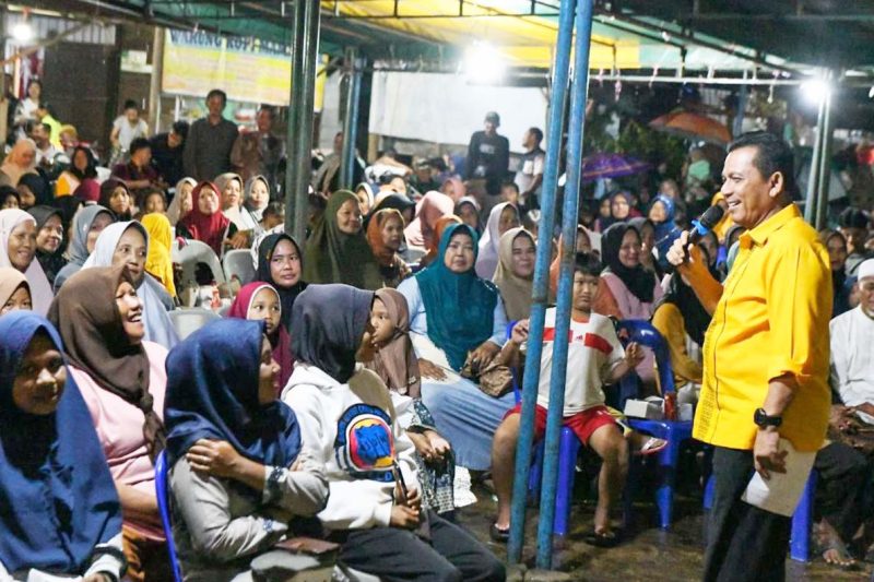 Masyarakat Desa Kelong Kabupaten Bintan tampak antusias menyambut kunjungan Gubernur Kepulauan Riau H. Ansar Ahmad, Kamis (24/1/2024) malam. Foto: Diskominfo Kepri