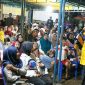 Masyarakat Desa Kelong Kabupaten Bintan tampak antusias menyambut kunjungan Gubernur Kepulauan Riau H. Ansar Ahmad, Kamis (24/1/2024) malam. Foto: Diskominfo Kepri