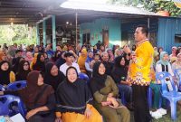 Ratusan warga Tanjung Siambang, Kelurahan Dompak, Tanjungpinang, tampak antusias menyambut kedatangan Gubernur Kepulauan Riau, Ansar Ahmad, Minggu (28/1). Foto: Diskominfo Kepri