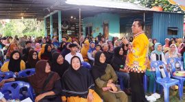 Ratusan warga Tanjung Siambang, Kelurahan Dompak, Tanjungpinang, tampak antusias menyambut kedatangan Gubernur Kepulauan Riau, Ansar Ahmad, Minggu (28/1). Foto: Diskominfo Kepri