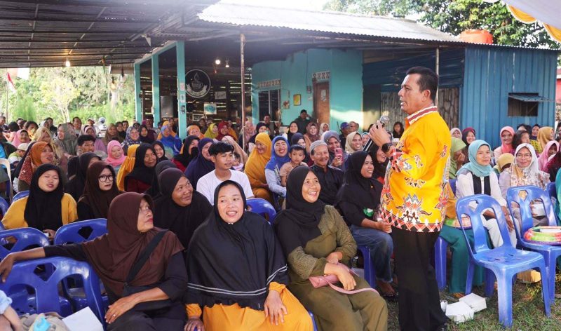 Ratusan warga Tanjung Siambang, Kelurahan Dompak, Tanjungpinang, tampak antusias menyambut kedatangan Gubernur Kepulauan Riau, Ansar Ahmad, Minggu (28/1). Foto: Diskominfo Kepri