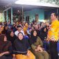 Ratusan warga Tanjung Siambang, Kelurahan Dompak, Tanjungpinang, tampak antusias menyambut kedatangan Gubernur Kepulauan Riau, Ansar Ahmad, Minggu (28/1). Foto: Diskominfo Kepri