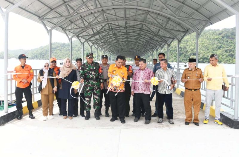 Gubernur Kepri Ansar Ahmad meresmikan Rehabilitasi pelabuhan Kuala Maras. Foto: Istimewa