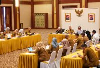 Sekretaris Daerah Provinsi Kepulauan Riau Adi Prihantara memimpin Rapat Pembentukan Peta Jalan Pengendalian Inflasi Provinsi Kepulauan Riau bertempat di Aula Wan Seri Beni Kantor Gubernur Kepulauan Riau, Pulau Dompak, Tanjungpinang, Selasa (23/1/2024). Foto: Diskominfo Kepri