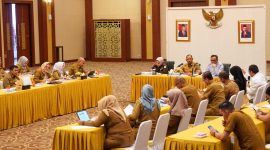 Sekretaris Daerah Provinsi Kepulauan Riau Adi Prihantara memimpin Rapat Pembentukan Peta Jalan Pengendalian Inflasi Provinsi Kepulauan Riau bertempat di Aula Wan Seri Beni Kantor Gubernur Kepulauan Riau, Pulau Dompak, Tanjungpinang, Selasa (23/1/2024). Foto: Diskominfo Kepri
