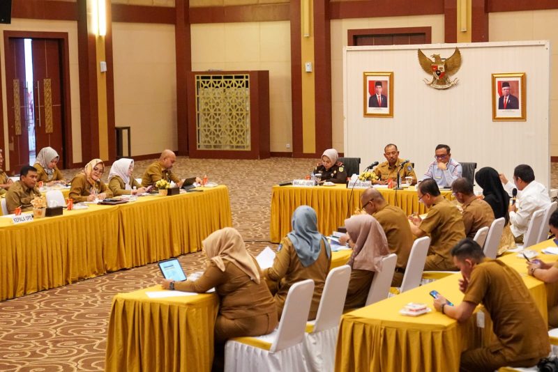 Sekretaris Daerah Provinsi Kepulauan Riau Adi Prihantara memimpin Rapat Pembentukan Peta Jalan Pengendalian Inflasi Provinsi Kepulauan Riau bertempat di Aula Wan Seri Beni Kantor Gubernur Kepulauan Riau, Pulau Dompak, Tanjungpinang, Selasa (23/1/2024). Foto: Diskominfo Kepri