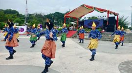 Suasana kegembiraan menyelimuti pelataran Tugu Sirih Tepi Laut Kota Tanjungpinang, Kepulauan Riau (Kepri) saat pembukaan Gawai Rakyat Hari Jadi ke 240 tahun. Acara yang berlangsung Sabtu (13/1/2023) ini dihiasi pertunjukkan flashmob yang mengesankan dari prajurit Lanud Raja Haji Fisabilillah (RHF) Tanjungpinang. Foto: Diskominfo Tanjungpinang 