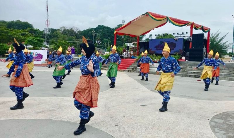 Suasana kegembiraan menyelimuti pelataran Tugu Sirih Tepi Laut Kota Tanjungpinang, Kepulauan Riau (Kepri) saat pembukaan Gawai Rakyat Hari Jadi ke 240 tahun. Acara yang berlangsung Sabtu (13/1/2023) ini dihiasi pertunjukkan flashmob yang mengesankan dari prajurit Lanud Raja Haji Fisabilillah (RHF) Tanjungpinang. Foto: Diskominfo Tanjungpinang 