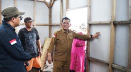 Gubernur Kepri Ansar Ahmad saat melihat rumah untuk suku laut. Foto: Diskominfo Kepri