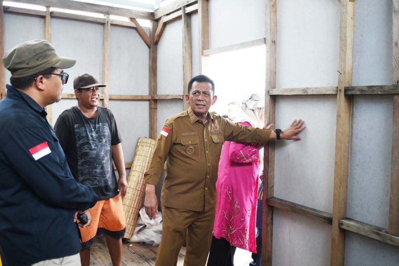 Gubernur Kepri Ansar Ahmad saat melihat rumah untuk suku laut. Foto: Diskominfo Kepri