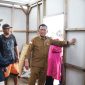 Gubernur Kepri Ansar Ahmad saat melihat rumah untuk suku laut. Foto: Diskominfo Kepri