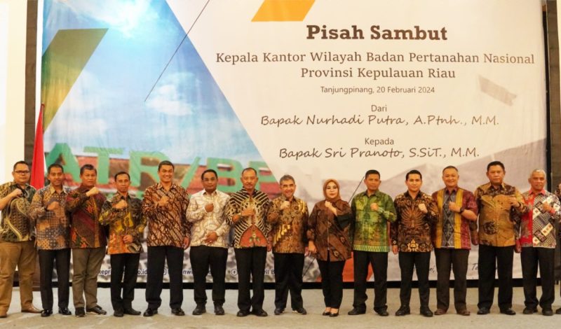 Sekretaris Daerah Provinsi Kepulauan Riau Adi Prihantara menghadiri acara pisah sambut Kepala Kantor Wilayah Badan Pertanahan Nasional (BPN) Provinsi Kepulauan Riau, yang dilaksanakan di Trans Convention Center (TCC) Tanjungpinang, Selasa (20/2) malam. Foto: Diskominfo Kepri