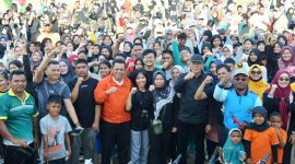Gubernur Kepri Ansar Ahmad mengikuti kegiatan jalan sehat yang ditaja PGRI Provinsi Kepri,  yang kali ini dilaksanakan di Lapangan Pasar CGC Fanindo Tanjung Uncang, Batu Aji Kota Batam, Minggu (4/2/2024). Foto: Diskominfo Kepri