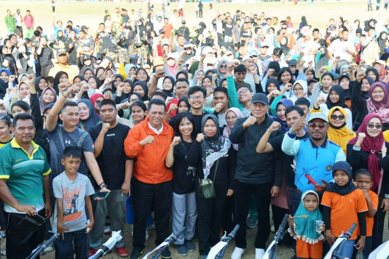 Gubernur Kepri Ansar Ahmad mengikuti kegiatan jalan sehat yang ditaja PGRI Provinsi Kepri, yang kali ini dilaksanakan di Lapangan Pasar CGC Fanindo Tanjung Uncang, Batu Aji Kota Batam, Minggu (4/2/2024). Foto: Diskominfo Kepri