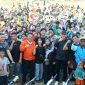 Gubernur Kepri Ansar Ahmad mengikuti kegiatan jalan sehat yang ditaja PGRI Provinsi Kepri,  yang kali ini dilaksanakan di Lapangan Pasar CGC Fanindo Tanjung Uncang, Batu Aji Kota Batam, Minggu (4/2/2024). Foto: Diskominfo Kepri