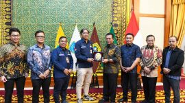 Gubernur Kepri Ansar Ahmad saat menerima kunjungan kerja Kepala Satuan Kerja Khusus Pelaksana Kegiatan Usaha Hulu Minyak dan Gas Bumi (SKK Migas) Sumatera Bagian Utara (Sumbagut), Rikky Rahmat Firdaus dan jajarannya di Gedung Daerah, Minggu (18/2) malam. Foto: Diskominfo Kepri