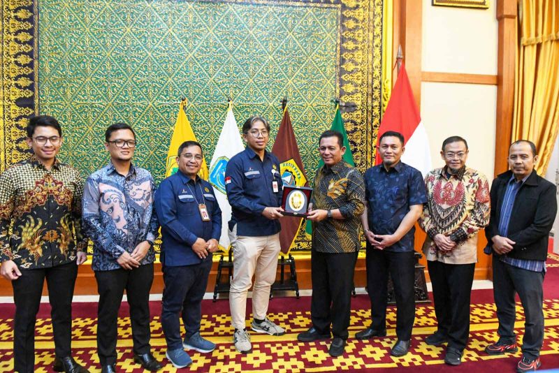 Gubernur Kepri Ansar Ahmad saat menerima kunjungan kerja Kepala Satuan Kerja Khusus Pelaksana Kegiatan Usaha Hulu Minyak dan Gas Bumi (SKK Migas) Sumatera Bagian Utara (Sumbagut), Rikky Rahmat Firdaus dan jajarannya di Gedung Daerah, Minggu (18/2) malam. Foto: Diskominfo Kepri