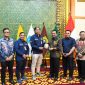 Gubernur Kepri Ansar Ahmad saat menerima kunjungan kerja Kepala Satuan Kerja Khusus Pelaksana Kegiatan Usaha Hulu Minyak dan Gas Bumi (SKK Migas) Sumatera Bagian Utara (Sumbagut), Rikky Rahmat Firdaus dan jajarannya di Gedung Daerah, Minggu (18/2) malam. Foto: Diskominfo Kepri