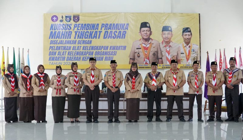 Sekretaris Daerah Provinsi Kepri Adi Prihantara yang juga Ketua Kwartir Daerah Gerakan Pramuka Kepulauan Riau melantik Kelengkapan Kwartir Daerah dan Membuka Kegiatan Kursus Pembina Pramuka Mahir Tingkat Dasar (KMD) Tahun 2024 di Aula Kwartir Daerah Gerakan Pramuka Kepulauan Riau, Tanjungpinang, Sabtu (17/2/2024). Foto: Diskominfo Kepri