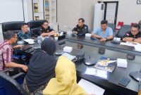 Dalam rangka penyelesaian permasalahan konsumen yang sedang terjadi sengketa, Badan Penyelesaian Sengketa Konsumen Kota Tanjungpinang (BPSK) melaksanakan kunjungan koordinasi dengan Pemerintah Kota Tanjungpinang. Kunjungan tersebut diterima langsung oleh Penjabat (Pj) Wali Kota Tanjungpinang, Hasan, S.Sos di Ruang Rapat Kantor Wali Kota Tanjungpinang, Kamis (22/2). Foto: Diskominfo Tanjungpinang