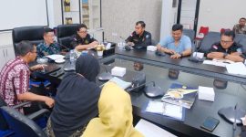 Dalam rangka penyelesaian permasalahan konsumen yang sedang terjadi sengketa, Badan Penyelesaian Sengketa Konsumen Kota Tanjungpinang (BPSK) melaksanakan kunjungan koordinasi dengan Pemerintah Kota Tanjungpinang. Kunjungan tersebut diterima langsung oleh Penjabat (Pj) Wali Kota Tanjungpinang, Hasan, S.Sos di Ruang Rapat Kantor Wali Kota Tanjungpinang, Kamis (22/2). Foto: Diskominfo Tanjungpinang