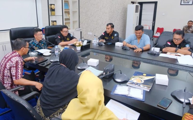 Dalam rangka penyelesaian permasalahan konsumen yang sedang terjadi sengketa, Badan Penyelesaian Sengketa Konsumen Kota Tanjungpinang (BPSK) melaksanakan kunjungan koordinasi dengan Pemerintah Kota Tanjungpinang. Kunjungan tersebut diterima langsung oleh Penjabat (Pj) Wali Kota Tanjungpinang, Hasan, S.Sos di Ruang Rapat Kantor Wali Kota Tanjungpinang, Kamis (22/2). Foto: Diskominfo Tanjungpinang